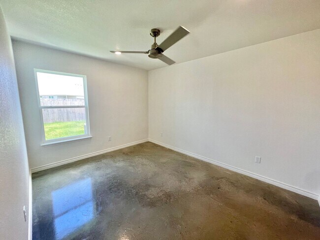 Building Photo - ** NEW / BEAUTIFUL / SPACIOUS / MODERN **