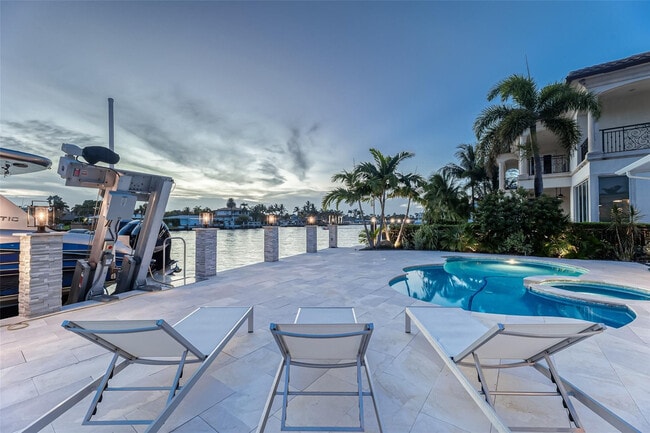 Building Photo - 2005 N Riverside Dr