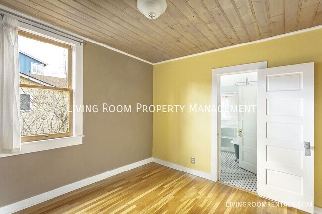 Building Photo - 1927 SE Spokane St