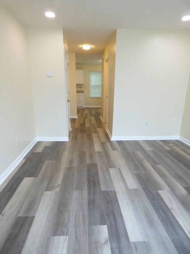 Building Photo - Beautiful Townhouse! All Electric, Washer/...