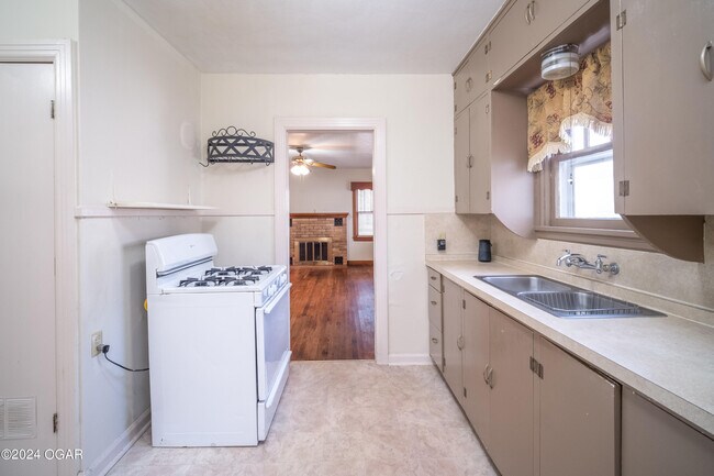 Building Photo - 421 S Patterson Ave