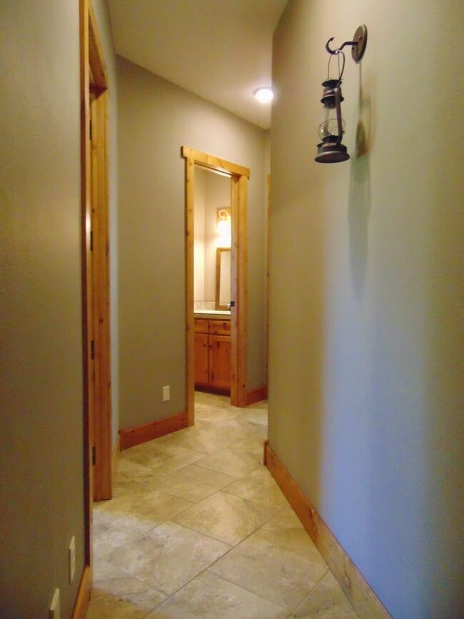 Building Photo - Majestic 3 Bed Mid MO Ranch!