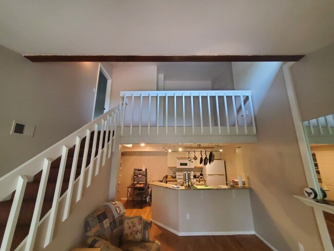 Building Photo - 2B/2B Updated Condo with Loft in the Seaso...