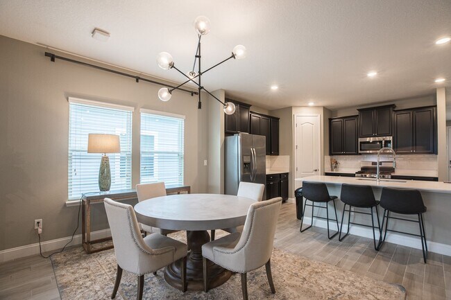 Building Photo - Stunning Home in Desirable Neighborhood