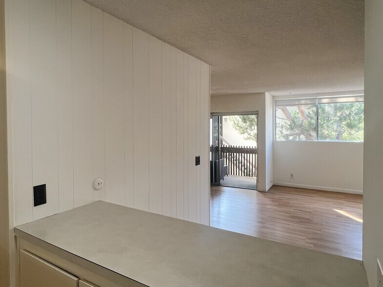 Building Photo - 6000 Canterbury Dr