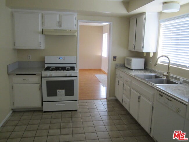 Building Photo - 5275 Colodny Dr