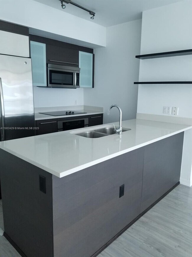 Building Photo - 500 Brickell Ave