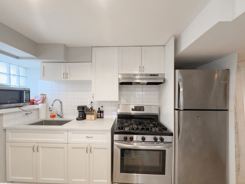 Building Photo - 2046 W Iowa St