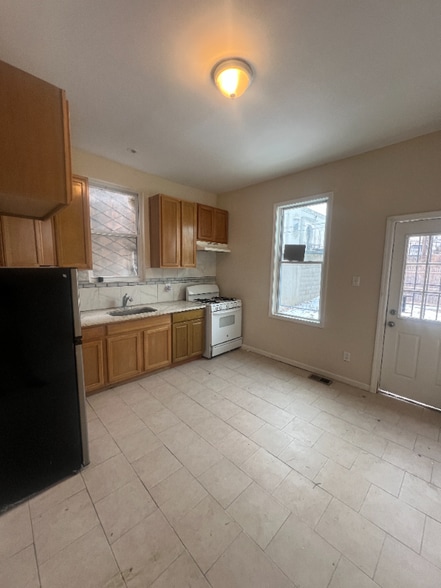 Building Photo - 260 N 7th St