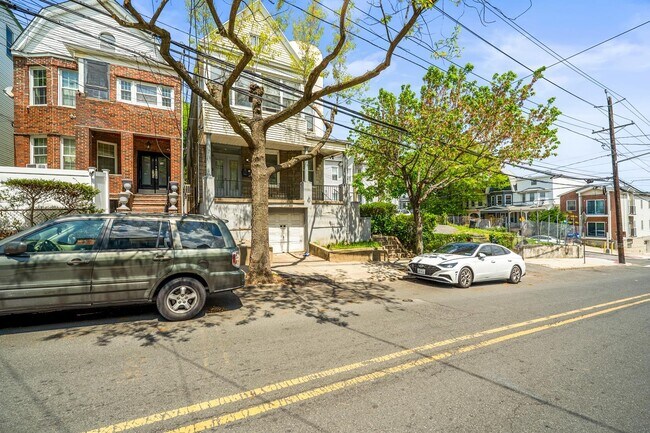 Building Photo - 32 Claremont Ave