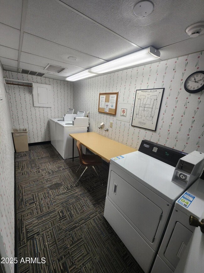 Building Photo - 3033 E Devonshire Ave