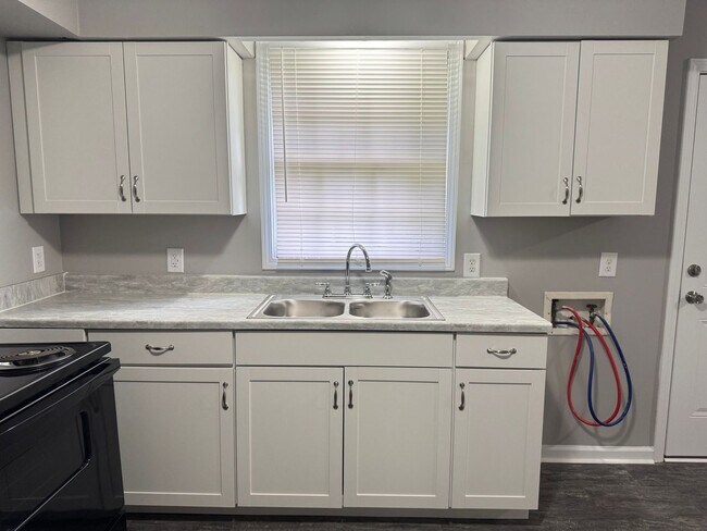 Building Photo - 2213 Glory Dr