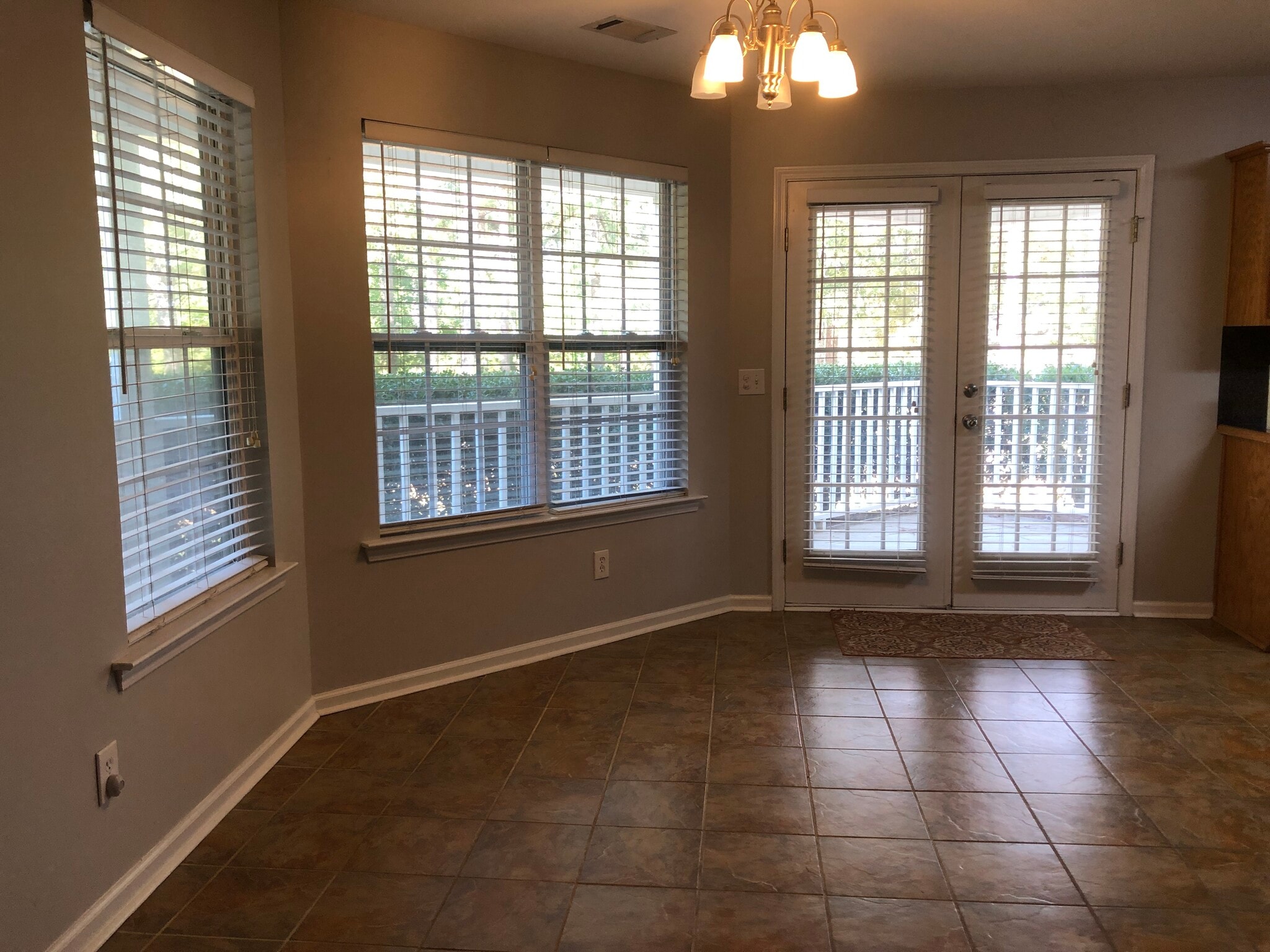 Building Photo - 324 E River Bend Dr