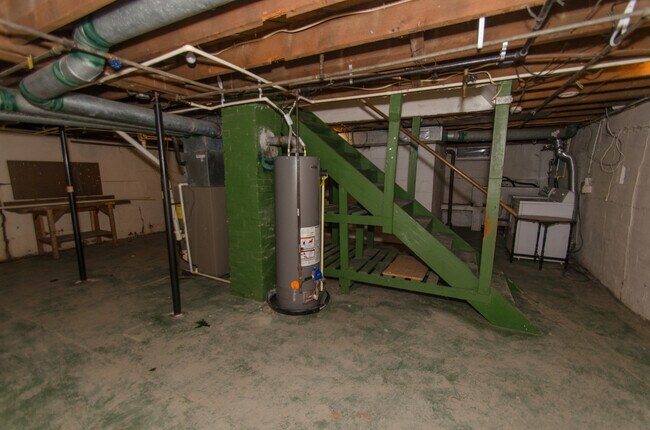 Building Photo - Spacious 3 bedroom, 1 bath Home - Availabl...