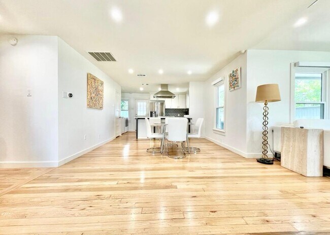 Building Photo - 6623 Kenwell St