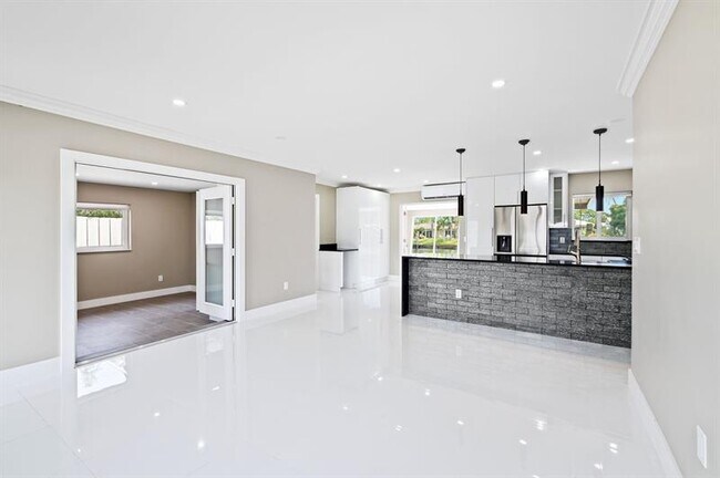 Building Photo - 121 Almar Dr