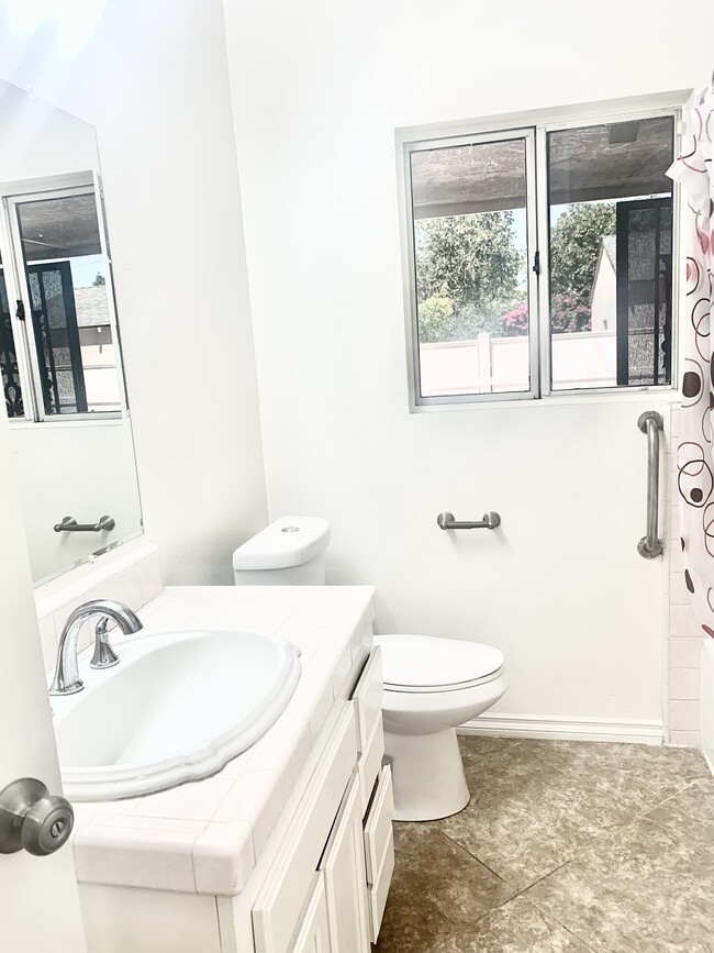 Full Bathroom - 7957 5th St