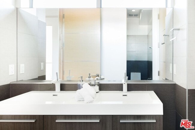 Building Photo - 1723 S Durango Ave