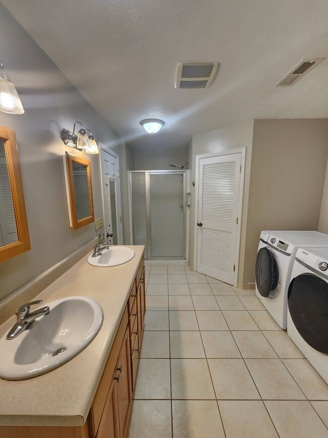 Building Photo - ***FIRST MONTH RENT FREE*** Black Mountain Rentals- Close to Lake Tomahawk and Black Mountain Gol...