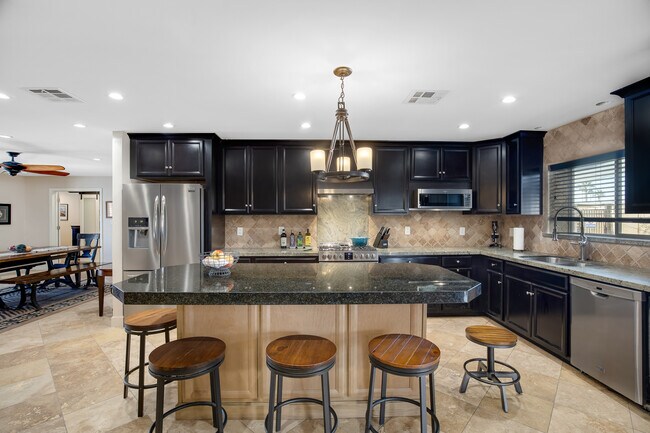 Building Photo - 2032 E La Jolla Dr