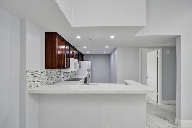 Building Photo - Renovated and Updated 2 Bed, 2 Bath Condo ...