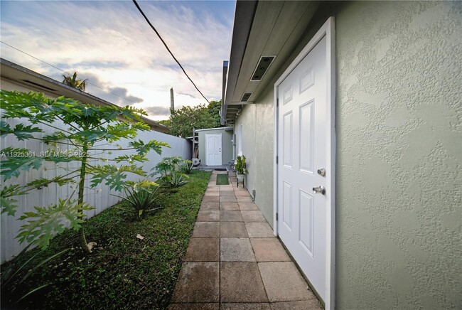 Building Photo - 300 NE 175th St