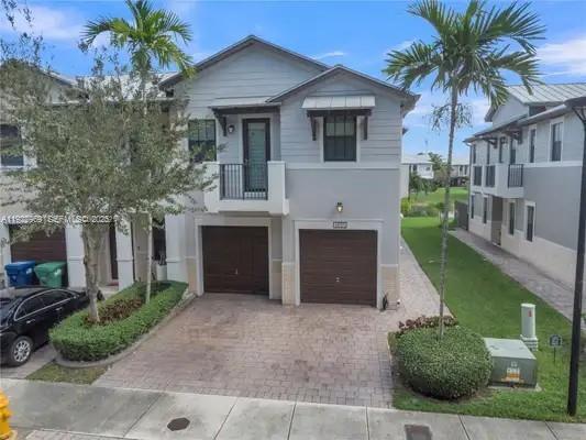 Building Photo - 6035 NW 104th Path