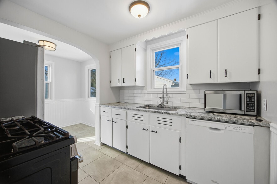 Building Photo - 470 Falstaff Rd