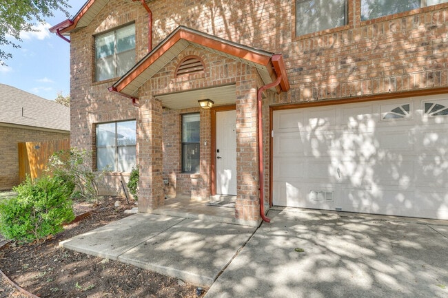 Building Photo - 1122 Gruene Rd