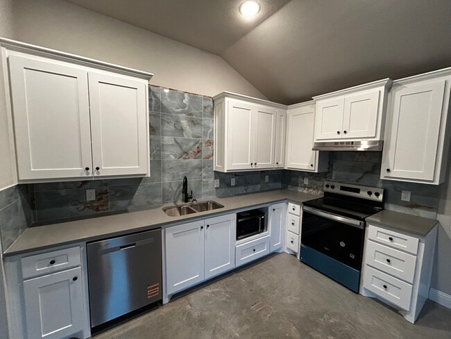 Building Photo - 10032 W Hwy 199