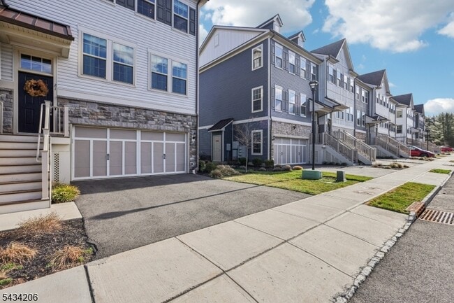 Building Photo - 21 Dahlia Dr