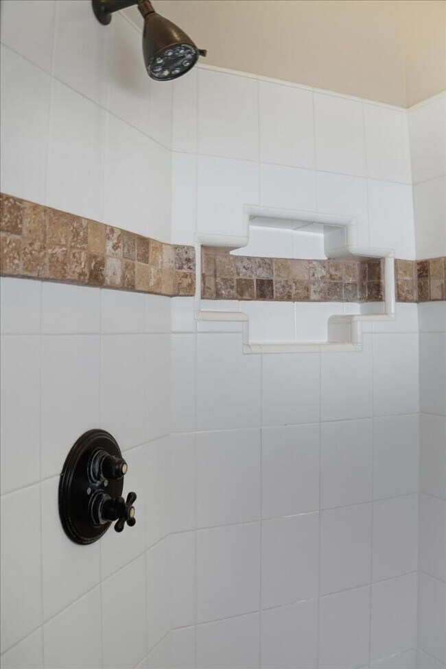 Building Photo - 1909 E Coral Tree Dr