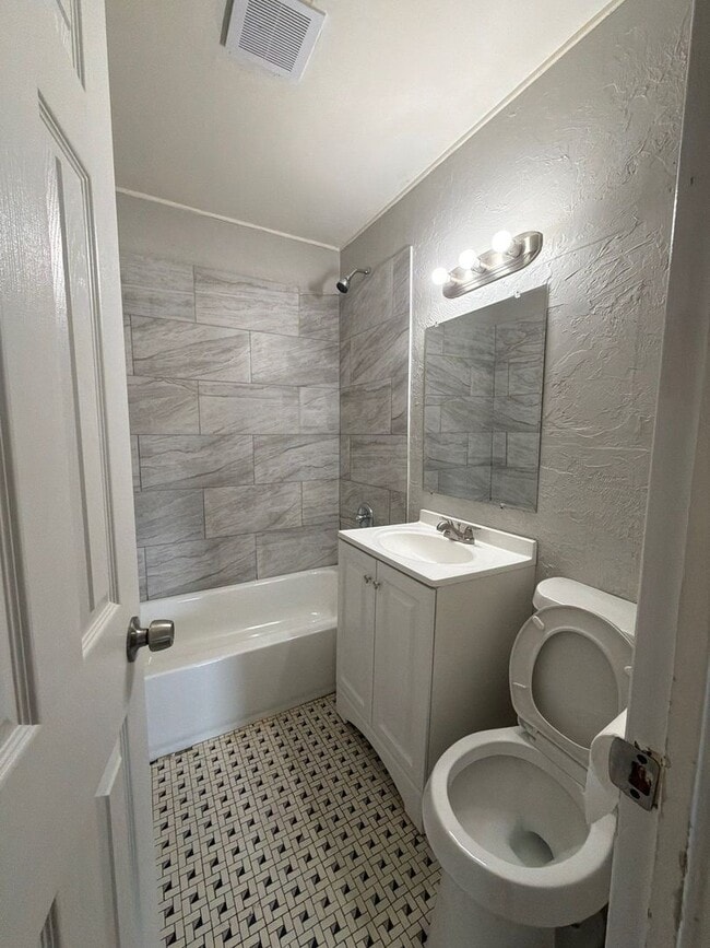 Building Photo - 3 Bedroom 1 Bath Home in Great Neighborhood!