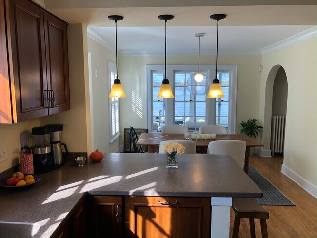 Building Photo - Maple Bluff House