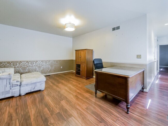 Building Photo - Welcome to this beautiful 2 bedroom, 2 bat...