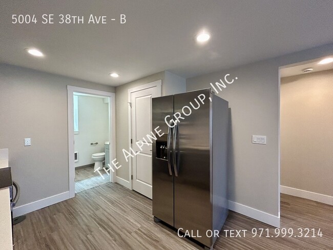 Building Photo - Updated 2 Bedroom near Reed College