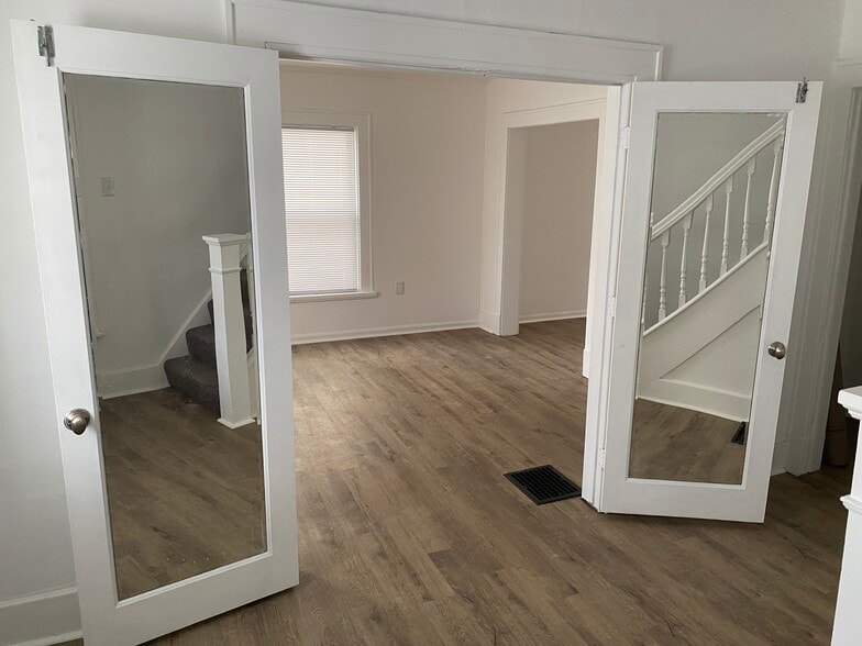 Entryway to living room - 904 W 26th St