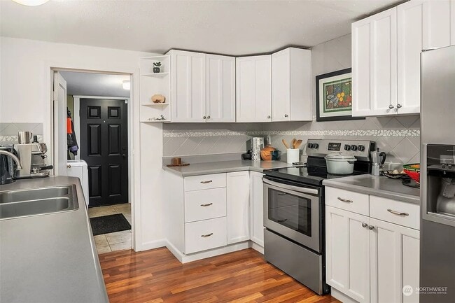 Building Photo - Bright & Charming 1Bed/1Bath + Den in Prim...