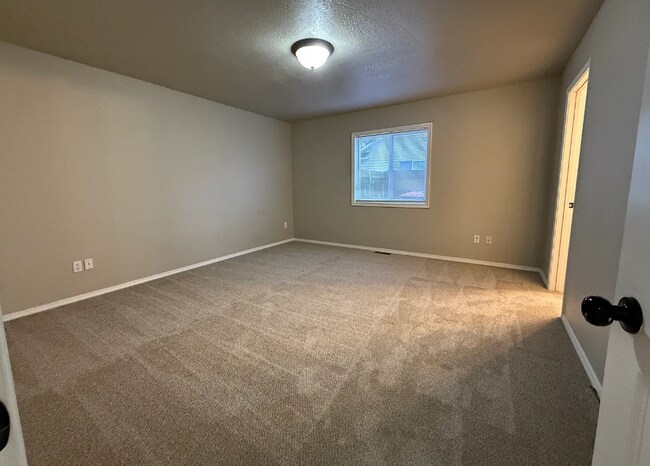 Building Photo - 2901 N Valam Ave