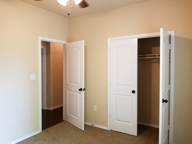 Building Photo - 1023 Brown Rock Dr