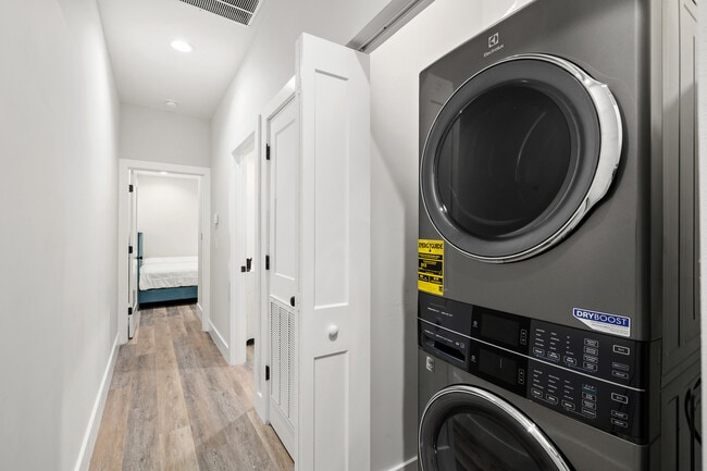 Building Photo - 1906 W Cherry St