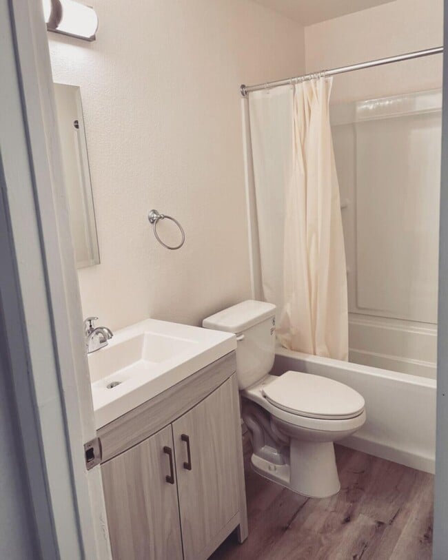 Building Photo - Courtyard II