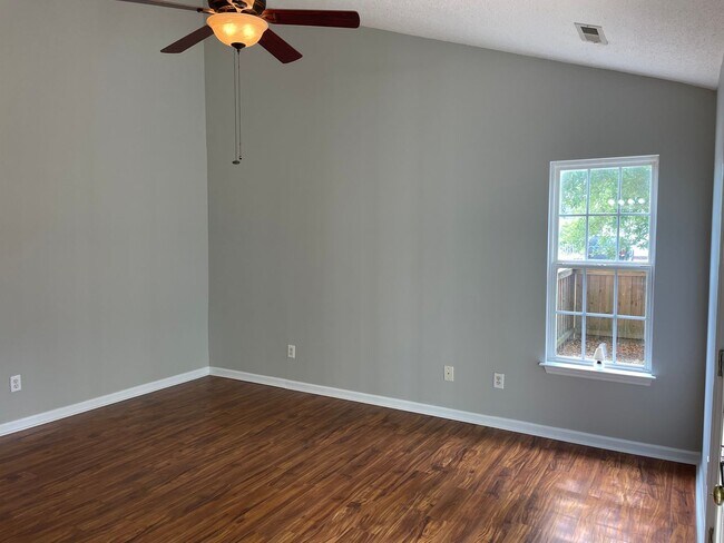 Building Photo - 3 bedroom/2 bathroom home with one-car gar...