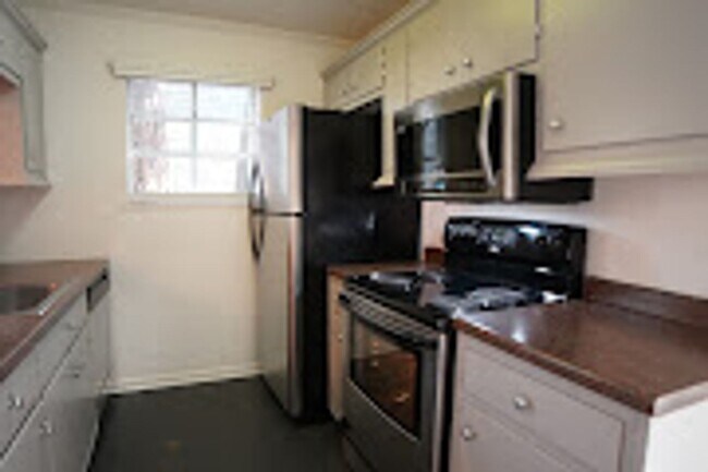 Building Photo - 2/2 with deck in Settlers Creek!