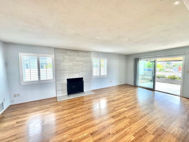 Building Photo - Beautiful 3bd/2ba HOUSE in Clairemont Mesa! 2-car Garage, AC, laundry, patio, VIEWS!