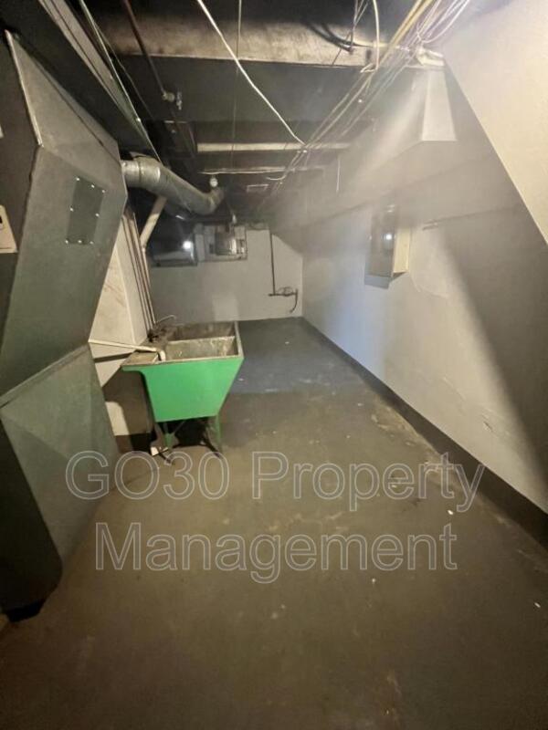 Building Photo - 403 Steel St