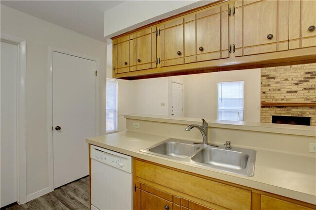 Building Photo - 1409 Waterloo Tr