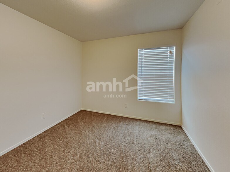 Building Photo - 12810 W Roanoke Ave