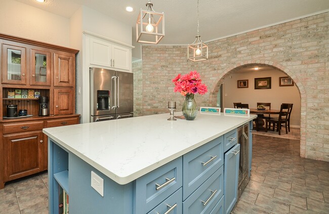 Building Photo - 827 Millpond Dr