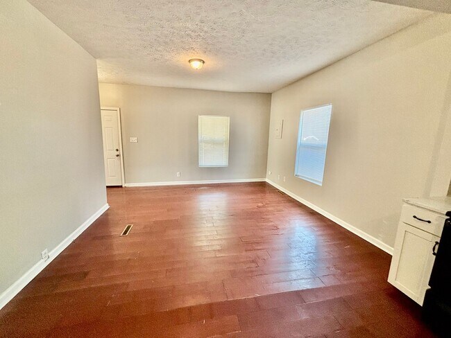 Building Photo - Beautiful Home In Kenwick with Potential 4th Bedroom!